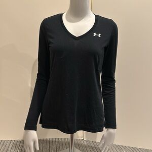 ￼ Under Armour black V-neck long sleeve activewear. ￼ women’s XS